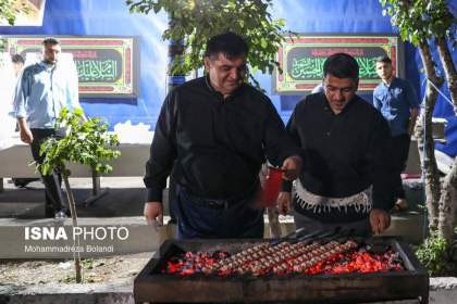 (تصاویر) پذیرایی از عزاداران حسینی توسط چهره‌های ورزشی