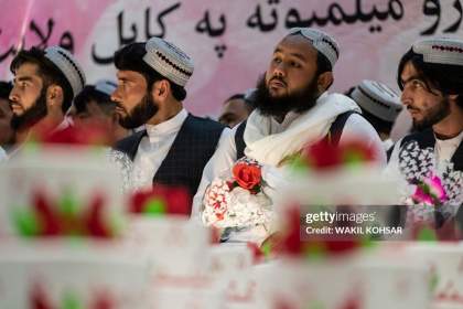 (تصاویر) عروسی دسته‌جمعی در حکومت طالبان؛ عروس‌ها و داماد‌ها در دو سالن جداگانه