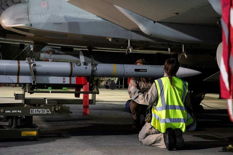 (تصاویر) آماده‌سازی جنگنده‌های انگلیس برای حمله به یمن