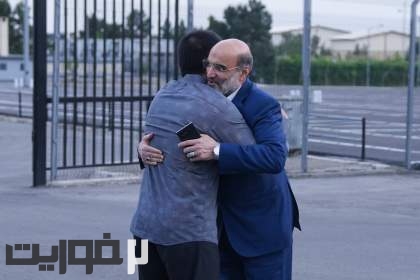 (عکس) مالک جدید باشگاه استقلال در آغوش علیرضا دبیر